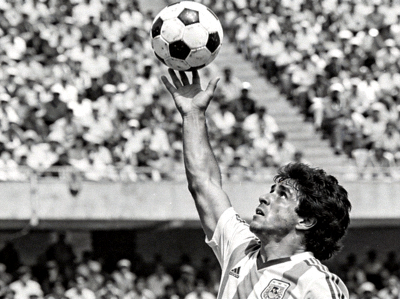 马拉多纳上帝之手经典瞬间黑白照片