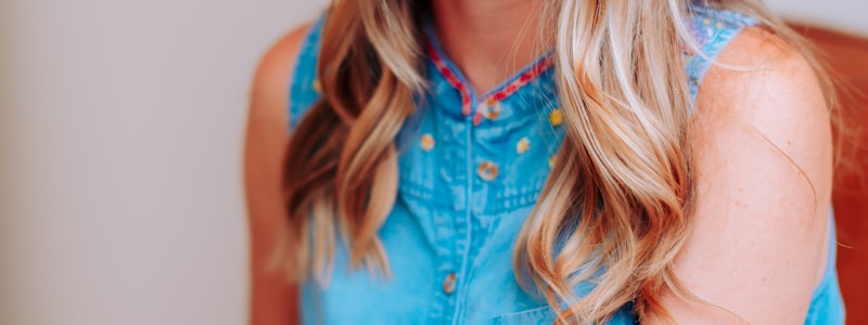 梅西高举世界杯冠军奖杯庆祝时刻